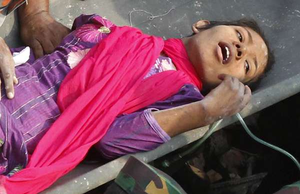 Socorristas carregam em maca mulher que passou 16 dias sob os escombros do prédio Rana Plaza em Savar, subúrbio da capital Daca. A sobrevivente, que foi identificada como Reshma, foi resgatada sem ferimentos graves. Ela recebeu água e comida e foi encaminhada para um hospital