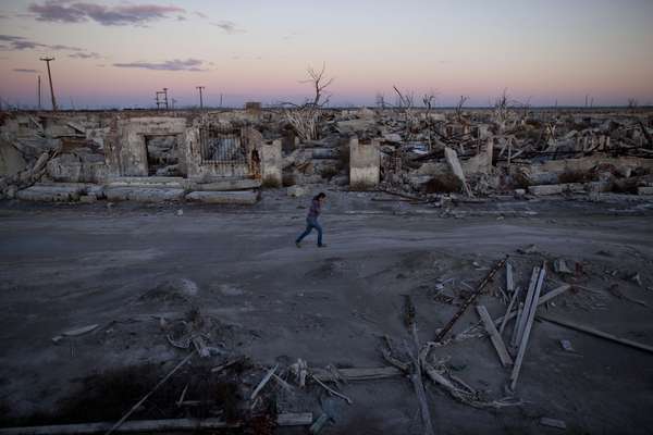 Outrora um famoso destino turístico, Epecuén foi alagado em 1985 para começar a ressurgir após mais de duas décadas