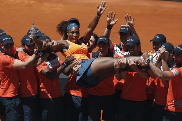 A americana Serena Williams confirmou o histórico positivo sobre Maria Sharapova, venceu a russa neste domingo e se sagrou campeã do Premier de Madri