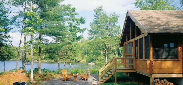 Fairmont Kenauk, Le Chateau Montebello, Quebec, CanadáOs chalés do Fairmont Kenauk não contam com eletricidade, aqui todos os equipamentos são alimentados por energia vinda dos painéis solares. Também não há sinal de celular ou televisão, apenas um rádio para emergências. Por isso, os hóspedes podem se dedicar tranquilamente a caça, pesca, canoagem, caminhadas, fotografia e outras atividades em contato com a natureza local