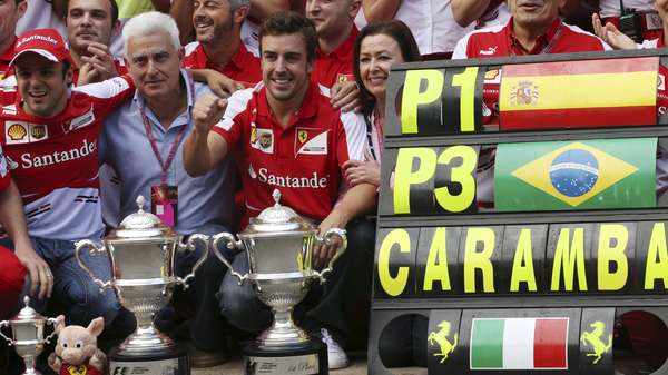 O espanhol Fernando Alonso venceu em casa, neste domingo, e por isso contou com presenças especiais na comemoração. Os pais do piloto participaram da festa em Barcelona