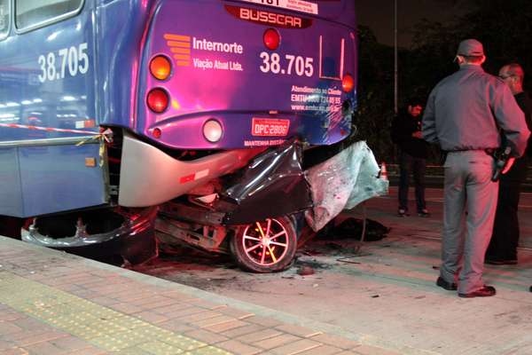 O veículo entrou embaixo do ônibus que estava estacionado