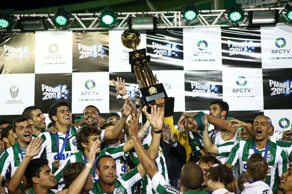 O Coritiba foi tetracampeão do Campeonato Paranaense, neste domingo, ao bater o rival Atlético-PR por 3 a 1