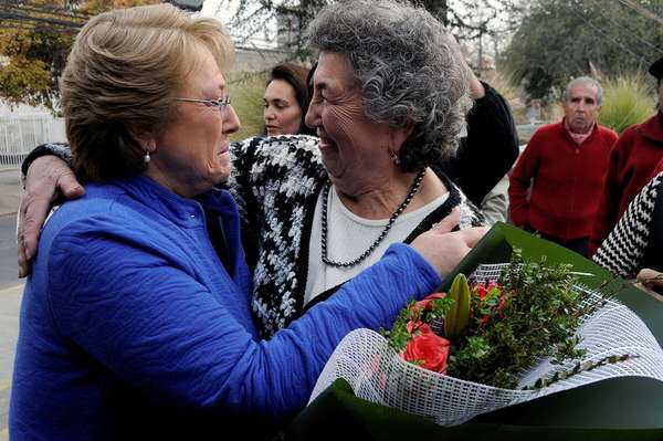 La precandidata presidencial Michelle Bachelet, participó en un desayuno de celebración del Día de la Madre con los vecinos de la comuna de San Miguel. En la ocasión, un joven que estudió con el crédito Corfo la encaró por el alto nivel de interés que ha tenido que pagar. La situación generó tensión entre los seguidores de Bachelet, pero fue la propia ex mandataria quien lo escuchó y le respondió, asegurando que éste tema formará parte de su reforma educacional.
