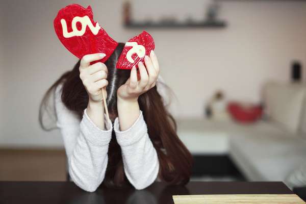 O amor acabou? "É preciso sentir como era a relação com ele, analisar os erros e principalmente a forma como ele te tratava. Ninguém deixa de amar do dia para a noite, ninguém esquece um grande amor ao ficar com outra pessoa. Mas também temos que enxergar que costume não foi e nunca será amor"