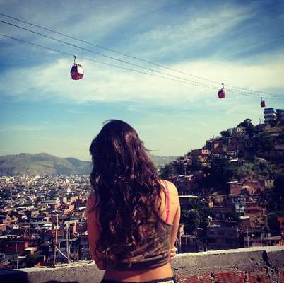 Bruna Marquezine foi ao morro do Alemão nesta segunda
