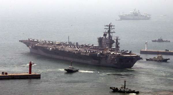 O USS Nimitz, um dos maiores navios de guerra do mundo com suas 97 mil toneladas, partiu do porto sudeste de Busan para realizar exercícios com a Marinha da Coreia do Sul perto da cidade industrial de Pohang no Mar do Leste (Mar do Japão), informaram as Forças Conjuntas de Coreia do Sul e EUA