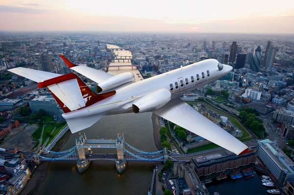 A Bombardier anunciou nesta segunda-feira que o primeiro modelo de produção do Learjet 75 fará sua estreia na feira europeia de aviação (Ebace)