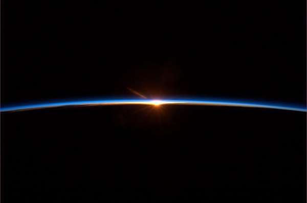 Chris Hadfield posta o que chama de "foto final da viagem espacial", em 13 de maio, quando retornou à Terra. "Para alguns pode parecer um por do sol, mas é um novo alvorecer", diz. O astronauta, que fez sucesso com vídeos sobre como é viver no espaço, anunciou nesta semana sua aposentadoria. Veja a seguir as melhores imagens feitas pelo canadense da Terra vista do espaço