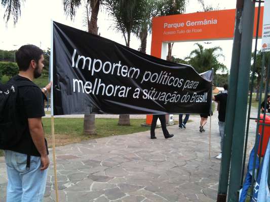 Estudantes de medicina usam faixa para protestar contra a contratação de médicos estrangeiros pelo governo brasileiro. A manifestação ocorreu no Parque Germânia e em frente ao shopping Bourbon Country, em Porto Alegre, onde a presidente Dilma Rousseff e o ex-presidente Luiz Inácio Lula da Silva participam de um evento