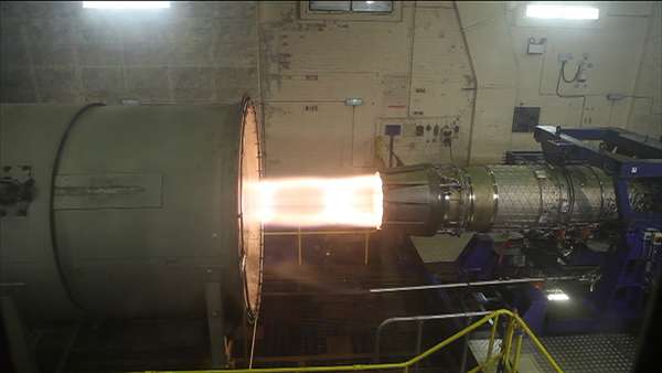 A fabricante britânica de motores Rolls-Royce divulgou imagens de testes de seu motor turbo EJ200