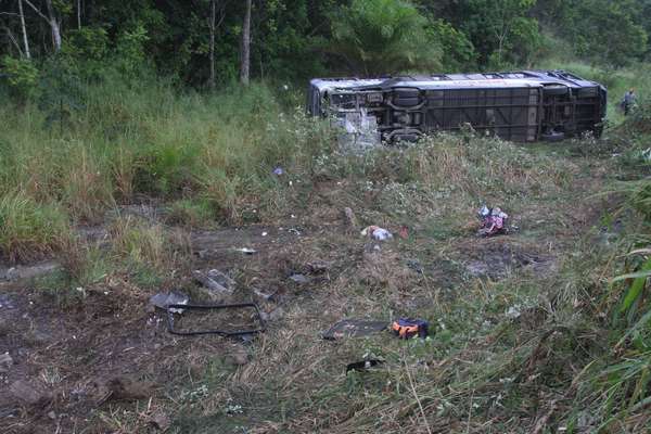 Acidente grave deixou 11 mortos e 18 feridos após ônibus capotar na manhã desta quarta-feira, na BR-101, na Bahia