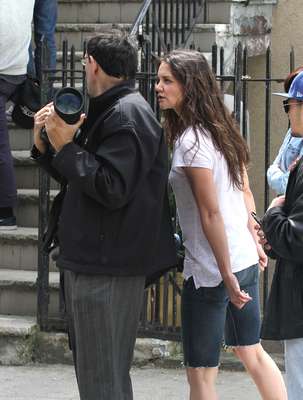 Katie Holmes ficou enfurecida por ter seu trabalho interrompido pelo paparazzo Steve Sands, durante as gravações do longa Mania Days, em Nova York