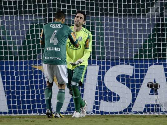 Bruno é consolado por Maurício Ramos após cometer falha grotesca que resultou em gol do Tijuana no primeiro tempo da partida pelas oitavas de final da Copa Libertadores; o Palmeiras acabou derrotado pela equipe mexicana e deu adeus à competição