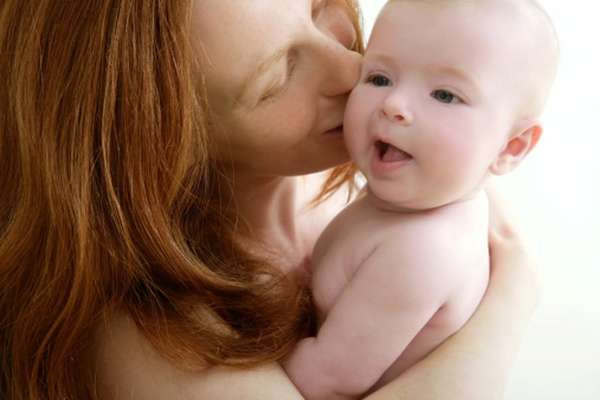 Compartir el lecho con el bebé y amamantarlo correctamente, son dos prácticas que suscitan dudas y preocupaciones en las madres primerizas, algunas de las cuales además se obsesionan con la higiene y salud de su niño. Sigue estos importantes consejos para que puedas disfrutar de tu nuevo rol plenamente