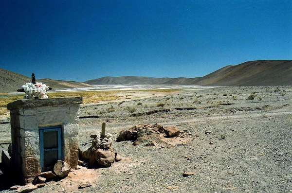 Paralela à cordilheira dos Andes, a Rota 40 é uma estrada que percorre a Argentina de norte a sul, entre La Quiaca, na fronteira com a Bolívia, e Cabo Virgenes, na patagônia. Começando pelo norte, na província de Catamarca, encontram-se paisagens áridas em meio a montanhas avermelhadas de até seis mil metros e salares como o Salar del Hombre Muerto