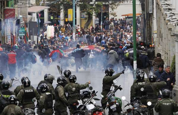 O fracasso de negociações entre governo e sindicatos por um aumento no valor das aposentadorias radicalizou os protestos convocados pela Central Operária Boliviana (COB)