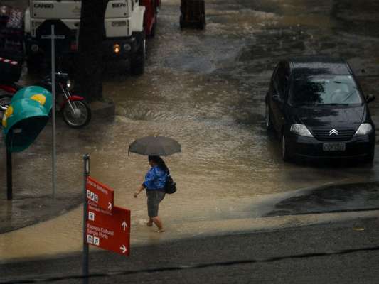 Chuva forte complicou o trânsito no Rio de Janeiro nesta sexta-feira e obrigou o fechamento do Aeroporto Santos Dumont
