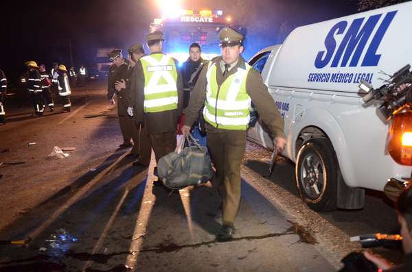 El choque frontal entre un furgón y un bus interurbano de la empresa JAC, ocurrido pasadas las 18 horas en la ruta que une la ciudad de Valdivia con San José de la Mariquina, dejó seis personas fallecidas y 17 lesionadas de diversa consideración.