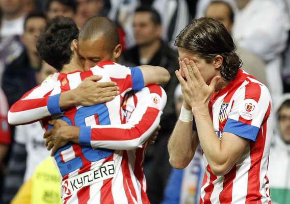 Miranda é felicitado e Filipe Luís se emociona com o gol do zagueiro, que rendeu ao Atlético de Madrid a vitória sobre o Real Madrid e o título da Copa do Rei