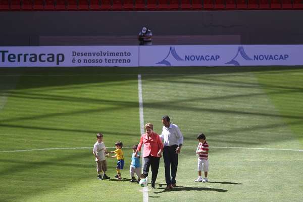 Dilma Rousseff deu o pontapé inicial do Estádio Nacional Mané Garrincha, em Brasília. Estádio