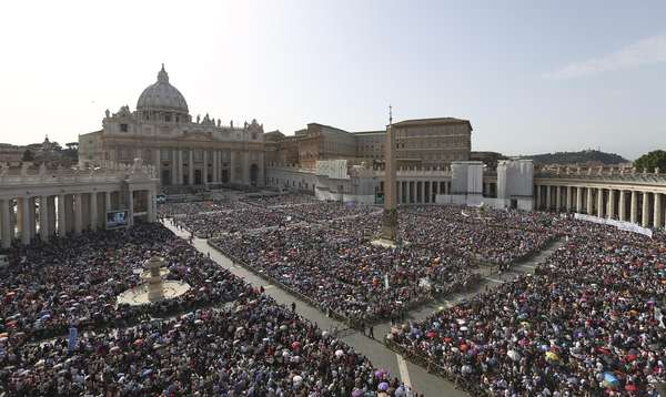 Cerca de 200 mil membros de movimentos religiosos se reuniram para ouvir o Papa Francisco neste domingo para um encontro de Pentecostes organizado pelo ministério para a Nova Evangelização