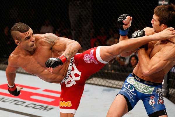 Chute giratório impressionante de Vitor Belfort em Luke Rockhold foi a grande atração do UFC de Jaraguá do Sul, em Santa Catarina, em um dos principais eventos da semana esportiva - marcada também por eliminações brasileiras na Libertadores, títulios estaduais, aposentadoria de David Beckham e muito mais. Confira: