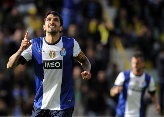 Lucho González (meio-campista)O experiente meia do Porto, que já defendeu a seleção argentina na Copa do Mundo de 2006, é um dos vários desejos de mercado do Internacional