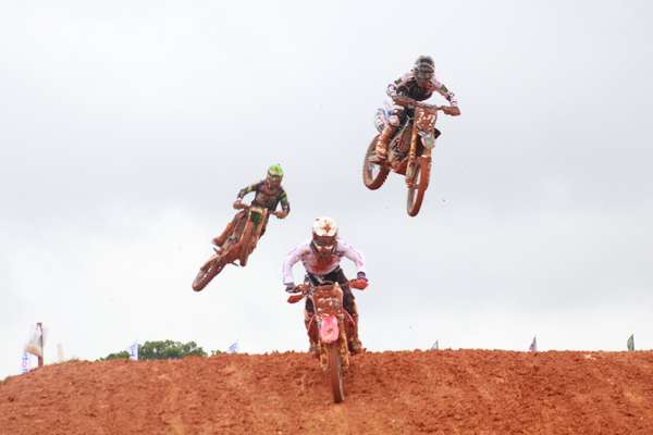 A etapa brasileira do Mundial de motocross movimentou o Parque Beto Carreiro, em Penha, no litoral de Santa Catarina; veja imagens das disputas nas categorias MX2 e MX1