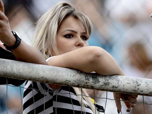 Santistas lotaram a Vila Belmiro na expectativa do tetracampeonato paulista, mas saíram decepcionados com o empate por 1 a 1 com o Corinthians; clube do Parque São Jorge se sagrou campeão estadual pela 27ª vez na história e festejou na casa dos rivais