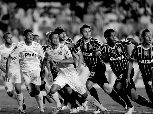 Em jogo neste domingo na Vila Belmiro, Santos e Corinthians ficaram no empate por 1 a 1, em duelo pelas finais do Campeonato Paulista. O resultado deu ao time do técnico Tite o título estadual. Mas dentro e fora de campo, cenas deram charme especial ao jogo. Confira: