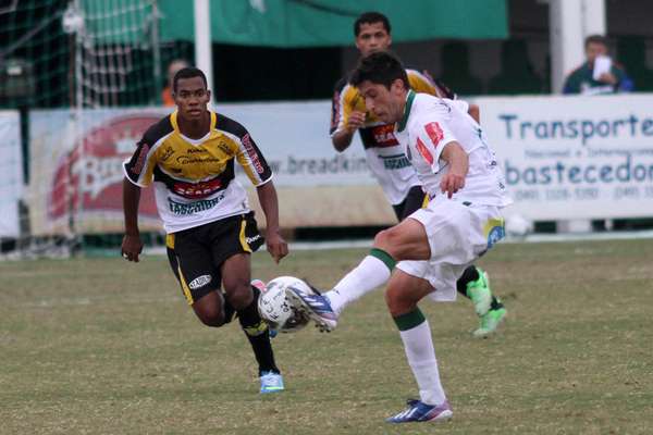 O Criciúma conquistou neste domingo o título do Campeonato Catarinense de 2013; jogando na Arena Condá, em Chapecó, o time do técnico do técnico Oswaldo Alvarez acabou derrotado pela Chapecoense por 1 a 0, mas levou a melhor por ter vencido por 2 a 0 o primeiro jogo da final no Estádio Heriberto Hülse.