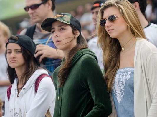 19 de maio: Apesar da queda de temperatura, público carioca compareceu à Praia do Pepê e acompanhou a conquista de Jordy Smith na etapa brasileira do Mundial de Surfe, com vitória sobre o brasileiro Adriano de Souza, o Mineirinho
