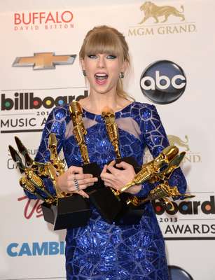 A cantora Taylor Swift foi a grande vencedora dos prêmios Billboard 2013, neste domingo (19), depois de ganhar oito prêmios na cerimônia realizada em Las Vegas. Swift foi nomeada melhor artista do ano, dominou no gênero de música country e seu disco, Red