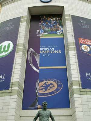 Os últimos indícios do Chelsea campeão da Liga dos Campeões estão sumindo em Stamford Bridge: o clube inglês receberá a final da competição europeia feminina, e os cartazes em Stamford Bridges estão sendo substituídos, para nostalgia dos torcedores