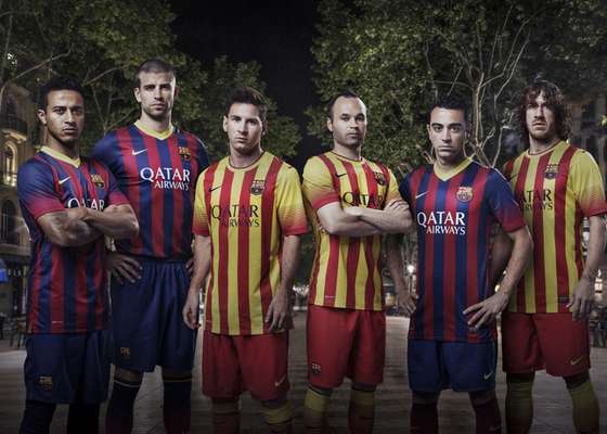 Barcelona apresenta novos uniformes para a temporada 2013/2014, com o tradicional uniforme titular azul-grená, mas com uma curiosa camisa em amarelo e vermelho como reserva. Confira imagens das peças: