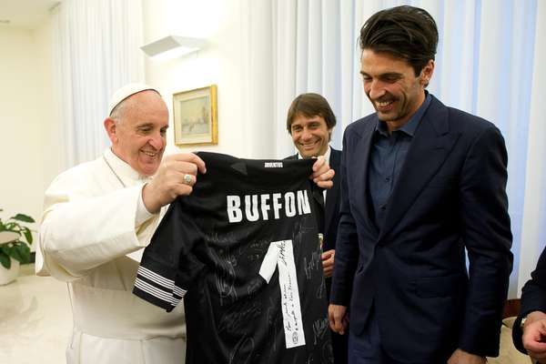 Campeã italiana, a Juventus ganhou audiência com o Papa Francisco, autoridade máxima da Igreja Católica, no Vaticano. Jogadores e presidente conheceram o Papa argentino, que recebeu presentes