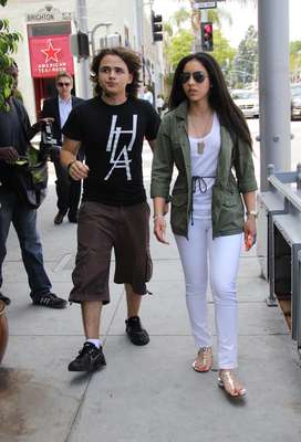 Prince Jackson, filho de Michael Jackson, levou a namorada, Remi Alfalah, para jantar em um restaurante italiano, em Beverly Hills, nos Estados Unidos, na última sexta-feira (17). Os dois foram clicados no local, mas não trocaram carinhos em público