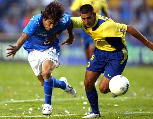 América ha ganado en ocho de las series, Cruz Azul en cuatro, además de los enfrentamientos que tuvieron en el Round Robin de la temporada 1978-1979, en donde cada quien ganó un partido, pero La Máquina avanzó a la Final y obtuvo el título.