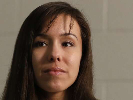 Jodi Arias se prepara para responder pergunta durante entrevista em prisão em Phoenix. A americana foi condenada pelo assassinato do namorado em junho de 2008 e agora pede ao tribunal para que não seja sentenciada à morte, apesar de ter dito anteriormente que a prisão perpétua era o pior dos destinos