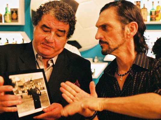 Com direção de Ugo Giorgetti, 'Boleiros - Era uma Vez o Futebol', de 1998, faz um retrato dos chamados ''boleiros'', veteranos do esporte. Em um bar de São Paulo, como acontece em quase todas as tardes, estão reunidos um grupo de ex-jogadores de futebol, que se encontram para relembrar antigas glórias e histórias curiosas do tempo em que ainda eram jogadores profissionais