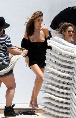 Miranda Kerr, 30 anos, deixou os seios à mostra ao posar para um ensaio na praia de Miami Beach, nos Estados Unidos. Ao perceber o descuido, uma assistente cobriu Miranda, que era só sorrisos durante todo o ensaio fotográfico