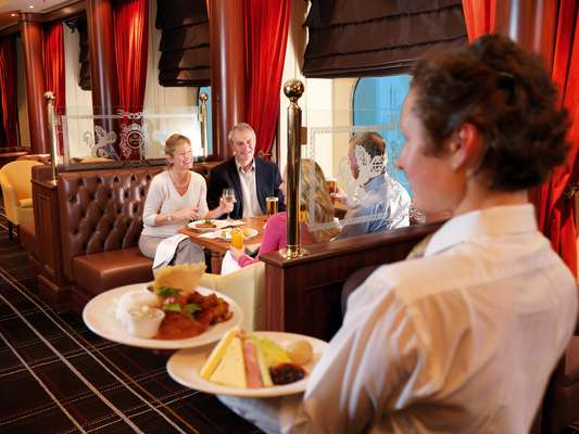 1 - Golden Lion Pub A bordo do Queen Mary 2, um dos navios mais luxuosos e requintados do Mundo, da Cunard Line, fica justamente um restaurante informal. O Golden Lion Pub serve comida típica de pubs ingleses, como salsichas com purê, peixe com batatas chips e até escondidinhos