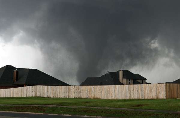 Momentos precisos del tornado atravesando la comunidad de Moore, en Oklahoma City, que dejó una estela severa de destrucción, 24 muertos confirmados y decenas de heridos.