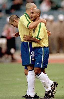 A Copa das Confederações só conta com seis edições disputadas, mas tem uma vasta história. O torneio entre seleções já reuniu grandes jogadores, viu partidas históricas e contou com tragédias e vexames. O Brasil é o protagonista da competição, uma vez que é o único a participar de todas as edições e tem três títulos. Relembre a seguir alguns dos melhores confrontos que a Copa das Confederações já viu
