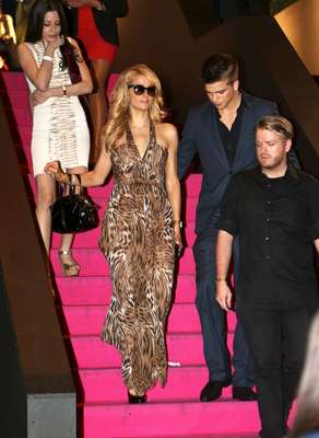 Paris Hilton foi fotografada com um pedaço de papel higiênico preso ao sapato ao sair de uma casa noturna com o namorado River Viiperi, em Cannes