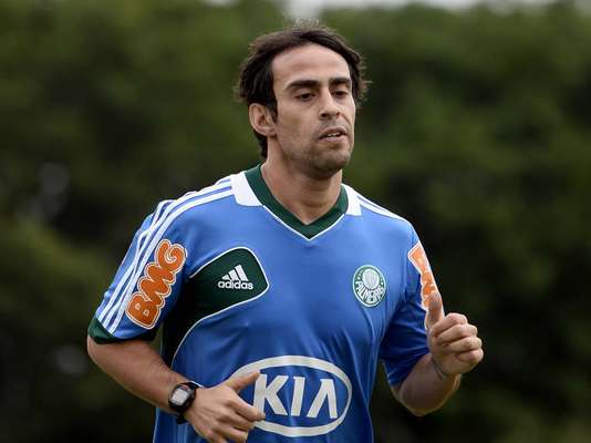 Sem jogar desde 14 de março, o meia chileno Jorge Valdivia realizou trabalhos físicos na tarde desta quarta-feira, na Academia de Futebol do Palmeiras, em São Paulo