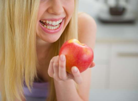 Maçã, cenoura, coco, amêndoas e castanhas, pera, kiwi, melancia, cenoura, acelga e pepino são boa opções para quem come fora e nem sempre pode dar a atenção devida à higiene oral