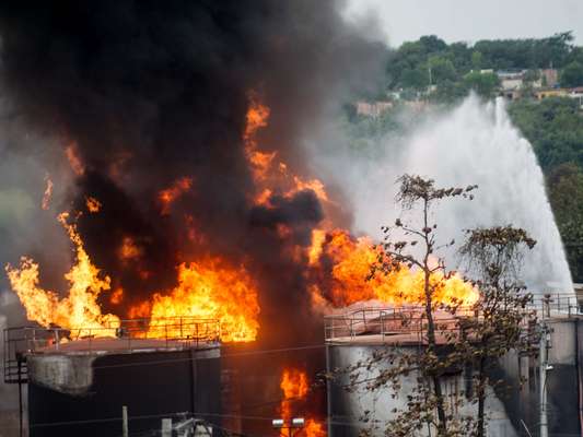 23 de maio - Bombeiros trabalham no combate às chamas em depósito de combustíveis