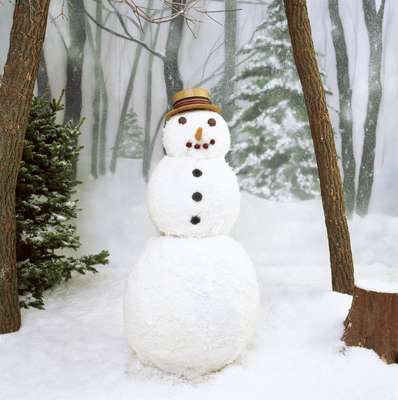 O homem boneco de neve é arredondado no estômago e no peito, formando um 8